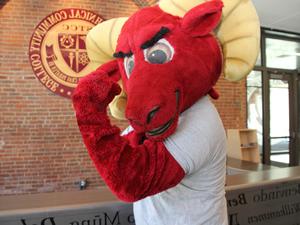 十大彩票平台 mascot Rowdy the Ram in front of the 十大彩票平台 seal